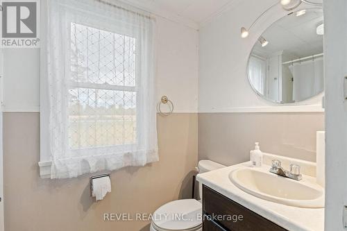 371 Pihach Street, Pelham, ON - Indoor Photo Showing Bathroom