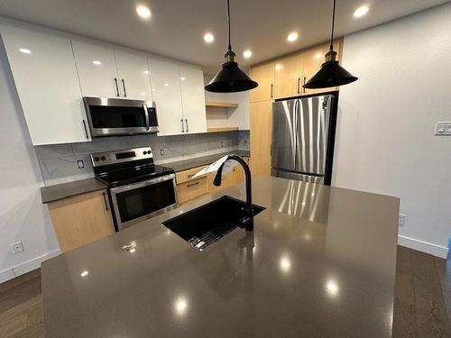 Kitchen - 7625 18E Avenue, Montréal (Villeray/Saint-Michel/Parc-Extension), QC - Indoor Photo Showing Kitchen With Double Sink With Upgraded Kitchen