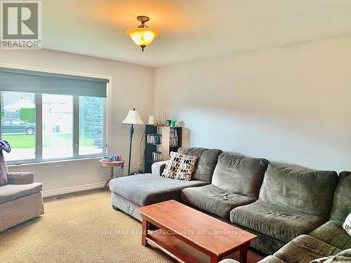 17 Shannon Court, Collingwood, ON - Indoor Photo Showing Living Room