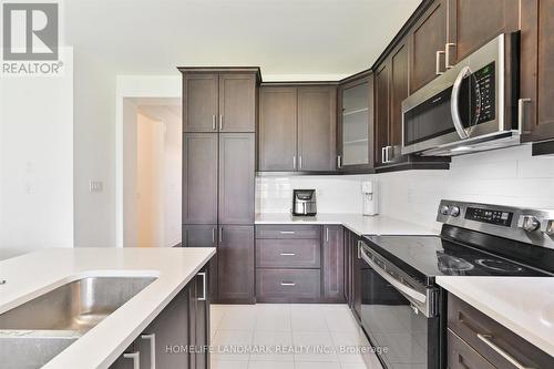 1237 Muskoka Heights, Milton, ON - Indoor Photo Showing Kitchen With Upgraded Kitchen