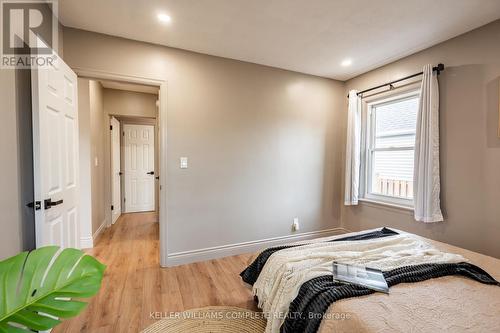 207 East 33Rd Street, Hamilton, ON - Indoor Photo Showing Bedroom