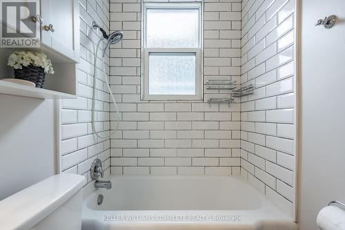 207 East 33Rd Street, Hamilton, ON - Indoor Photo Showing Bathroom