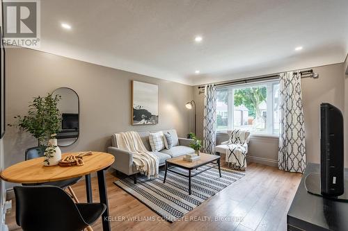 207 East 33Rd Street, Hamilton, ON - Indoor Photo Showing Living Room