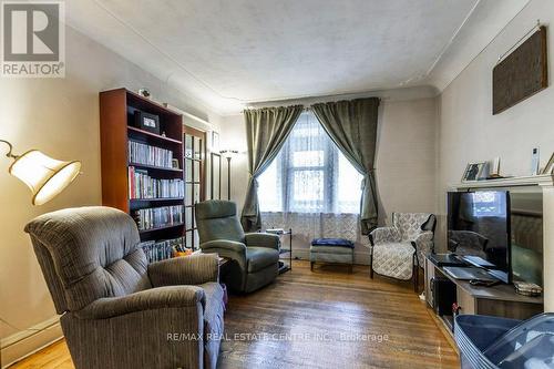 1264 King Street E, Hamilton, ON - Indoor Photo Showing Living Room