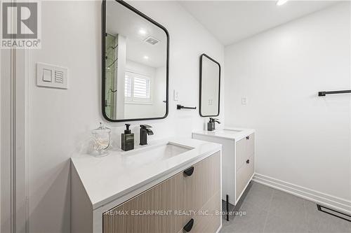 14 Dolphin Place, Hamilton, ON - Indoor Photo Showing Laundry Room