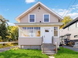 3 Thompson Street  Dartmouth, NS B2Y 2X8