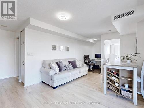 605 - 2015 Sheppard Avenue E, Toronto, ON - Indoor Photo Showing Living Room