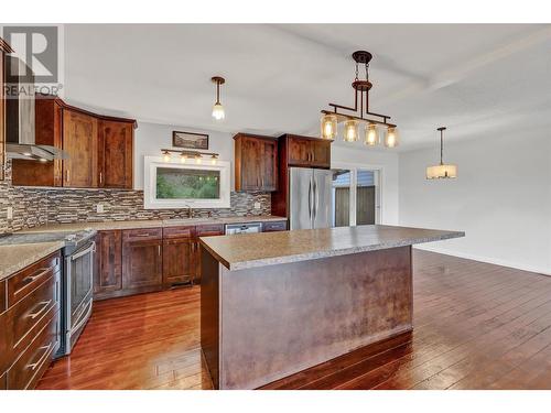 1555 Hollywood Road S, Kelowna, BC - Indoor Photo Showing Kitchen With Upgraded Kitchen