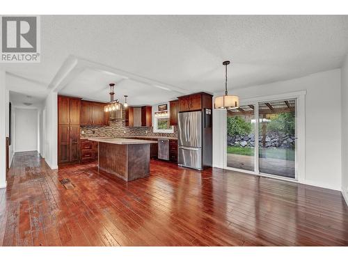 1555 Hollywood Road S, Kelowna, BC - Indoor Photo Showing Kitchen