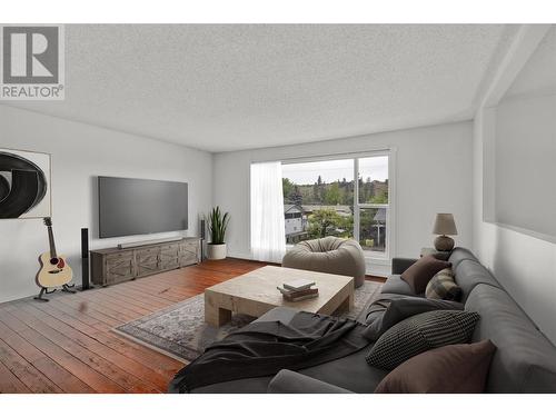 1555 Hollywood Road S, Kelowna, BC - Indoor Photo Showing Living Room