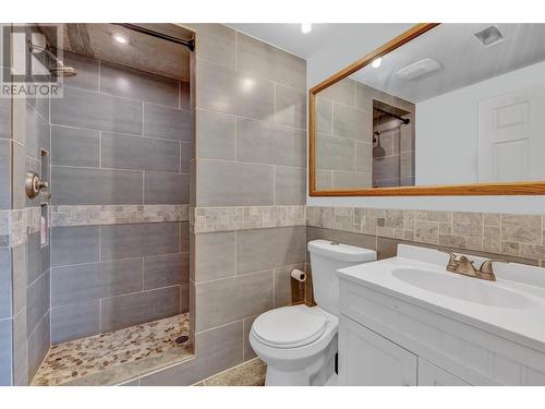 1555 Hollywood Road S, Kelowna, BC - Indoor Photo Showing Bathroom