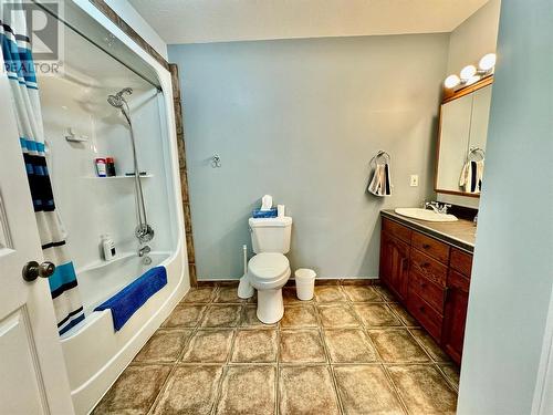 10681 Cottonwood Cresent, Dawson Creek, BC - Indoor Photo Showing Bathroom