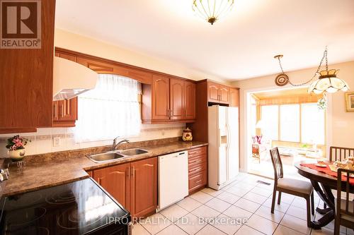 646 Bookham Crescent, Mississauga, ON - Indoor Photo Showing Kitchen With Double Sink