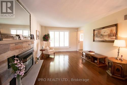 646 Bookham Crescent, Mississauga, ON - Indoor Photo Showing Living Room With Fireplace