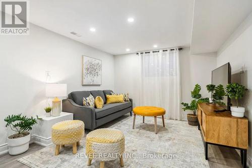 2 - 1015 Garth Street, Hamilton, ON - Indoor Photo Showing Living Room