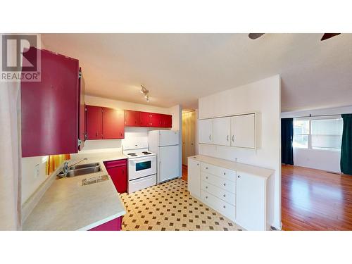 413 21St  S Avenue, Cranbrook, BC - Indoor Photo Showing Kitchen With Double Sink