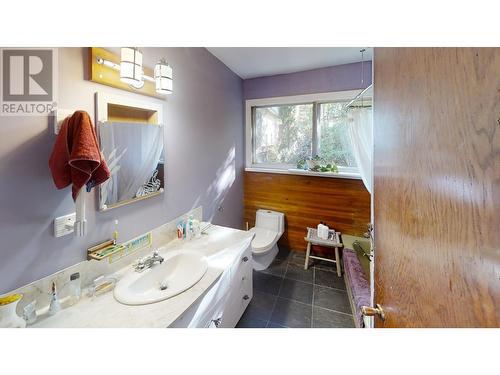 1520 Slocan  Street, Nelson, BC - Indoor Photo Showing Bathroom