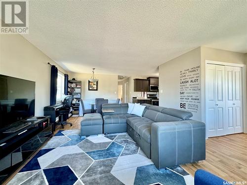 8 Cj Houston Place, Yorkton, SK - Indoor Photo Showing Living Room