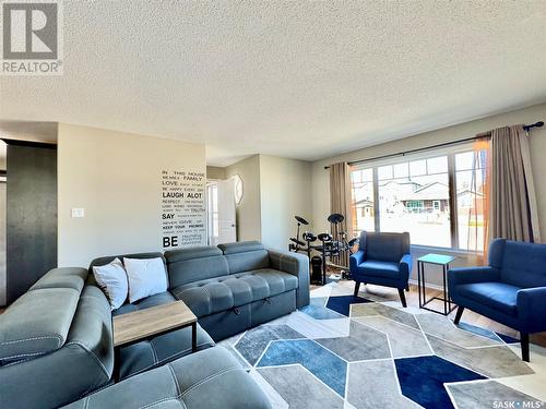 8 Cj Houston Place, Yorkton, SK - Indoor Photo Showing Living Room