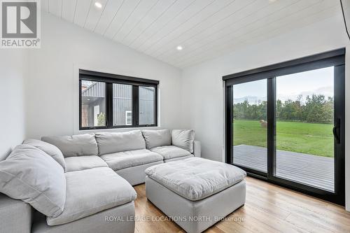 4378 County 124 Road, Clearview, ON - Indoor Photo Showing Living Room