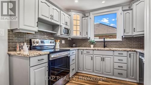 1036 Cedarwood Place, Burlington, ON - Indoor Photo Showing Kitchen With Upgraded Kitchen