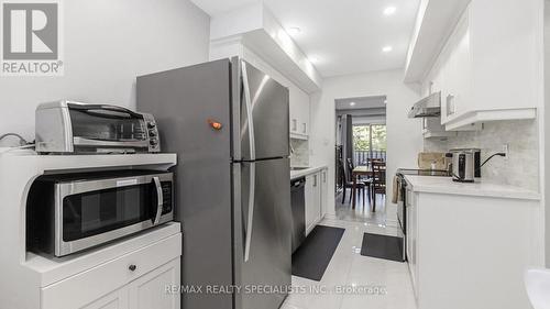 147 Fleetwood Crescent, Brampton, ON - Indoor Photo Showing Kitchen