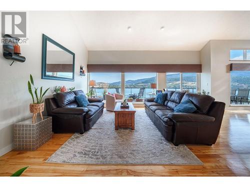 8617 Fitzmaurice Drive, Coldstream, BC - Indoor Photo Showing Living Room