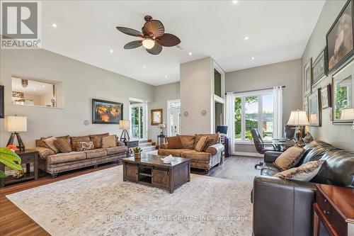 12509 Dublin Line, Halton Hills, ON - Indoor Photo Showing Living Room