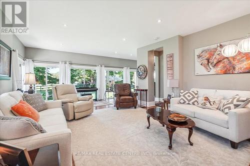 12509 Dublin Line, Halton Hills, ON - Indoor Photo Showing Living Room