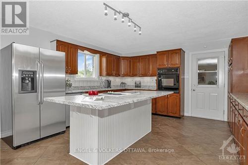 411 Belvedere Road, Clarence-Rockland, ON - Indoor Photo Showing Kitchen With Stainless Steel Kitchen