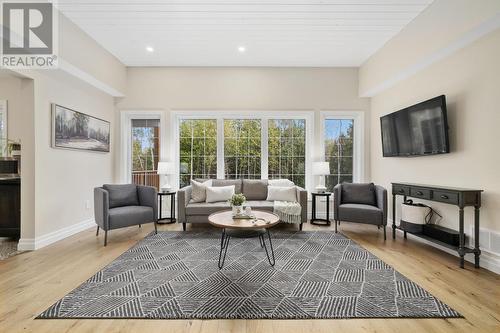 8805 Ball Road, Hamilton Township, ON - Indoor Photo Showing Living Room