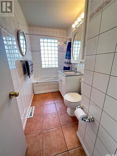 502 Mcleod Avenue, Estevan, SK - Indoor Photo Showing Bathroom