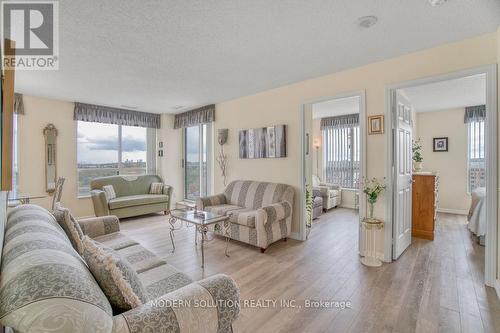 Ph19 - 51 Baffin Court, Richmond Hill, ON - Indoor Photo Showing Living Room