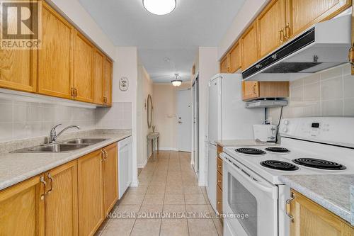 Ph19 - 51 Baffin Court, Richmond Hill, ON - Indoor Photo Showing Kitchen With Double Sink