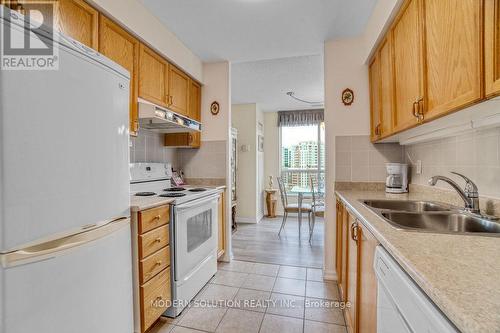 Ph19 - 51 Baffin Court, Richmond Hill, ON - Indoor Photo Showing Kitchen With Double Sink