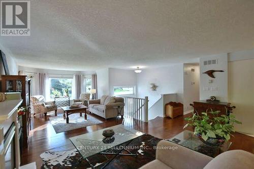 4 Pauline Place, Wasaga Beach, ON - Indoor Photo Showing Living Room