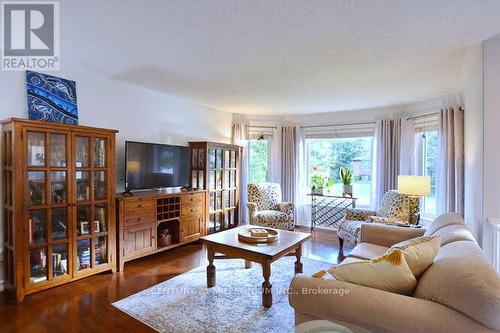 4 Pauline Place, Wasaga Beach, ON - Indoor Photo Showing Living Room