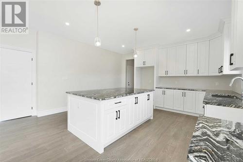 15 Cherry Blossom Trail, Chatham, ON - Indoor Photo Showing Kitchen