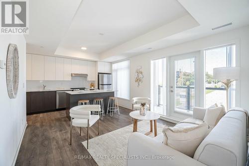 409 - 160 Canon Jackson Drive, Toronto, ON - Indoor Photo Showing Living Room