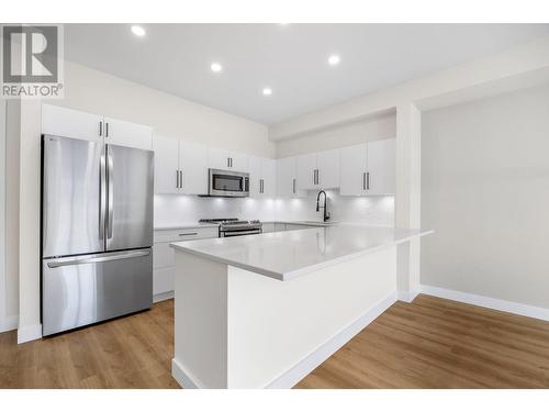 1875 Country Club Drive Unit# 1618, Kelowna, BC - Indoor Photo Showing Kitchen With Stainless Steel Kitchen With Upgraded Kitchen