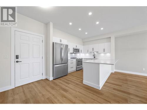 1875 Country Club Drive Unit# 1618, Kelowna, BC - Indoor Photo Showing Kitchen