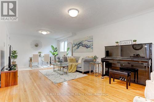 31 Lambeth Square, Toronto, ON - Indoor Photo Showing Living Room