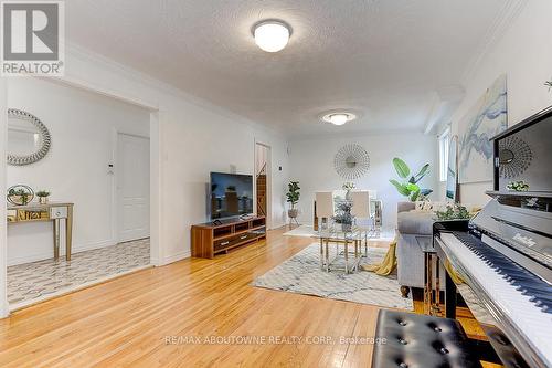 31 Lambeth Square, Toronto, ON - Indoor Photo Showing Living Room