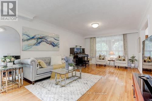 31 Lambeth Square, Toronto, ON - Indoor Photo Showing Living Room