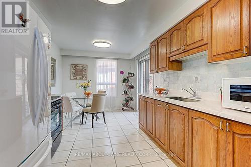 31 Lambeth Square, Toronto, ON - Indoor Photo Showing Kitchen