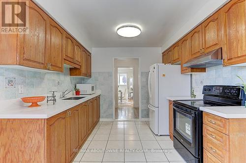 31 Lambeth Square, Toronto, ON - Indoor Photo Showing Kitchen