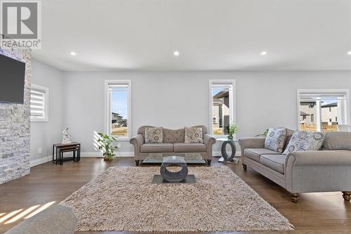 4411 Belmont Avenue, Lakeshore, ON - Indoor Photo Showing Living Room