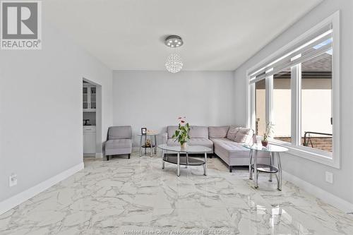 4411 Belmont Avenue, Lakeshore, ON - Indoor Photo Showing Living Room