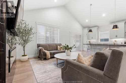 385 Caserta Crescent, Lakeshore, ON - Indoor Photo Showing Living Room