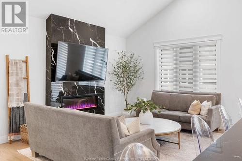 385 Caserta Crescent, Lakeshore, ON - Indoor Photo Showing Living Room